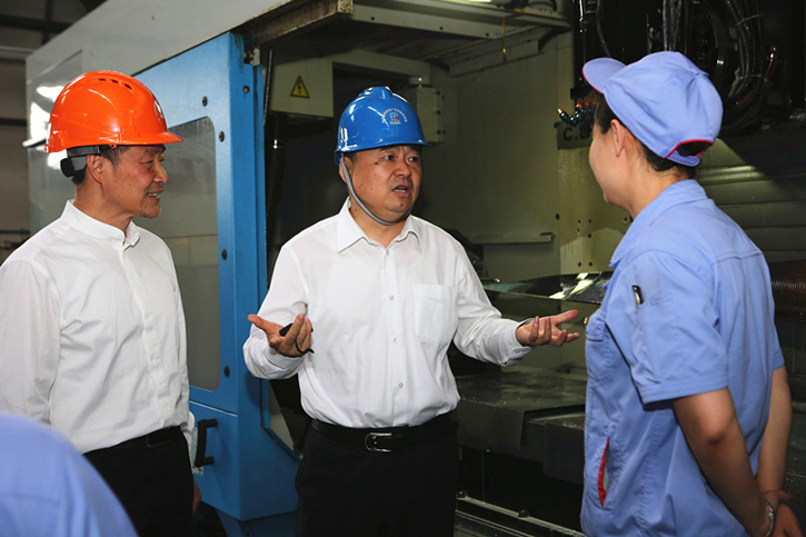 郝鹏与壹定发集团一线出产人员深刻互换